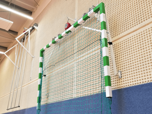 Electrically liftable handball goal